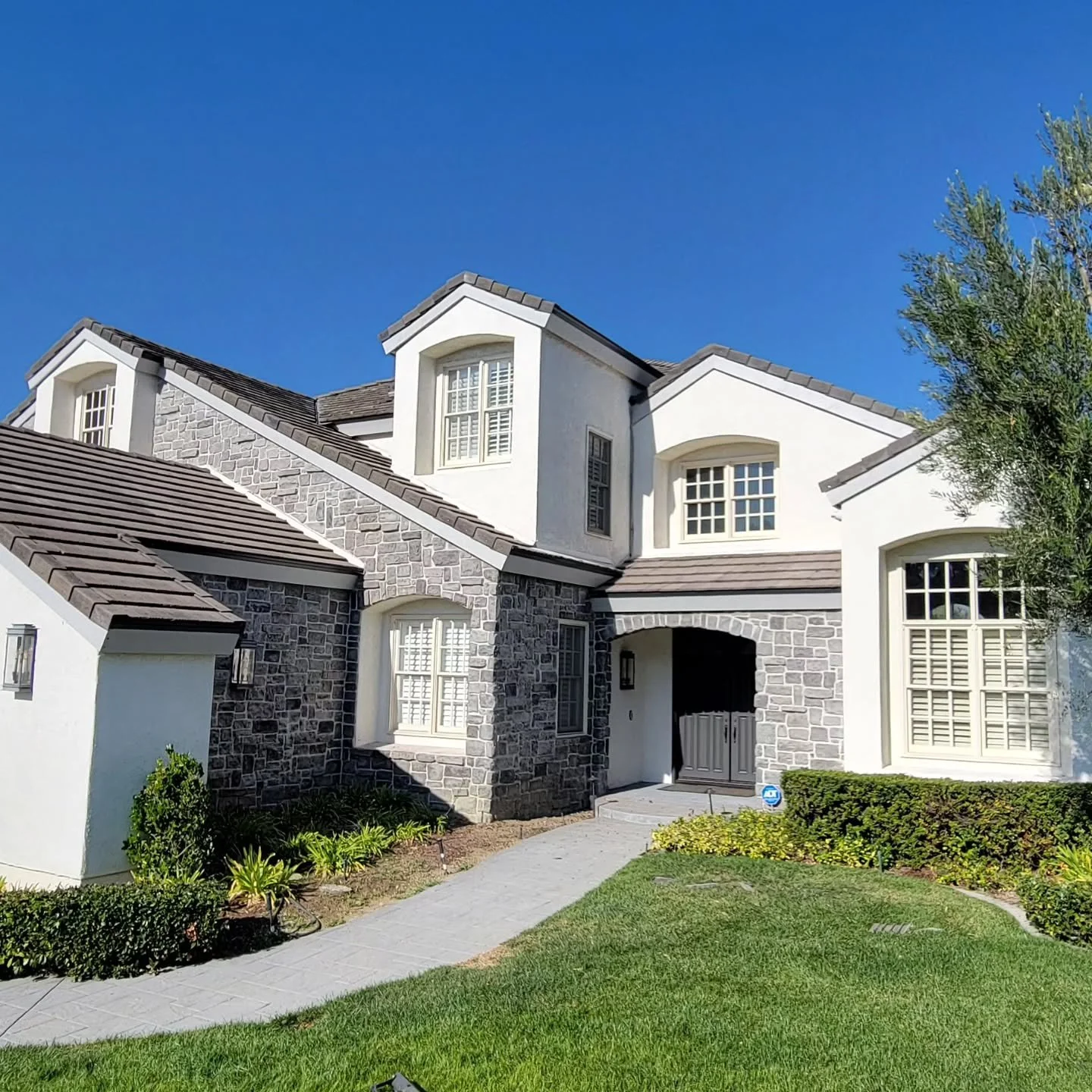 Tile relay complete! 😍🩶

#bpcustomroofing #qualitystillcounts #since1992
#roofer #roofing #roofingcompany
#roofingcontractor #residentialroofer #rooftile
#concretetile #claytile #shingles #asphaltshingles
#orangecountyroofer #ocroofer #coronadelmar