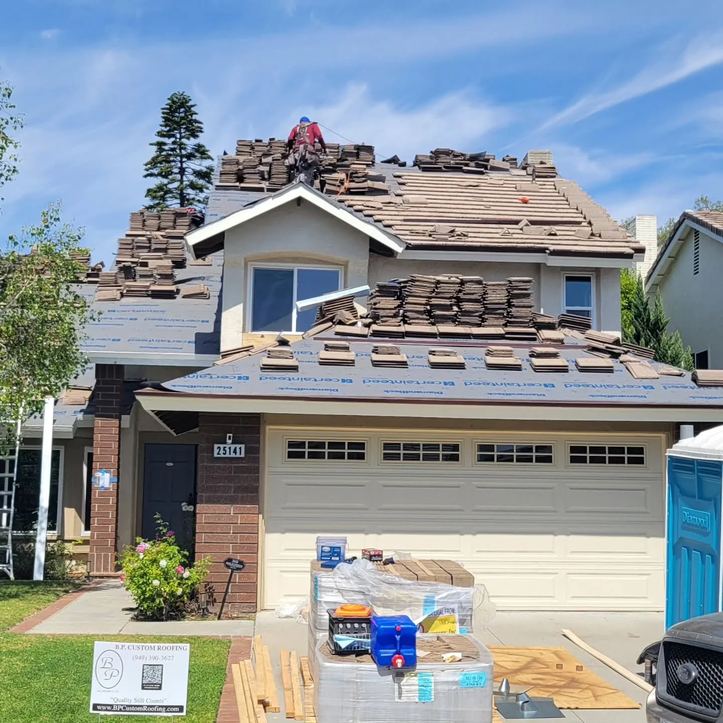 Making incredible progress on this tile relay!

#bpcustomroofing #qualitystillcounts #since1992