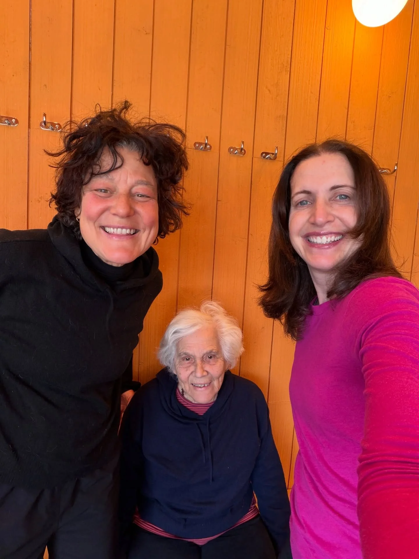 Some very special moments at the studio today as we slide into the weekend...🛝

This evening yoy can still catch 5:30 pm Yin with Katie and Yoga Nidra Meditation with Teri at 6 pm.😎

The regular schedule is up and running for the weekend. 

🎹📿
AN