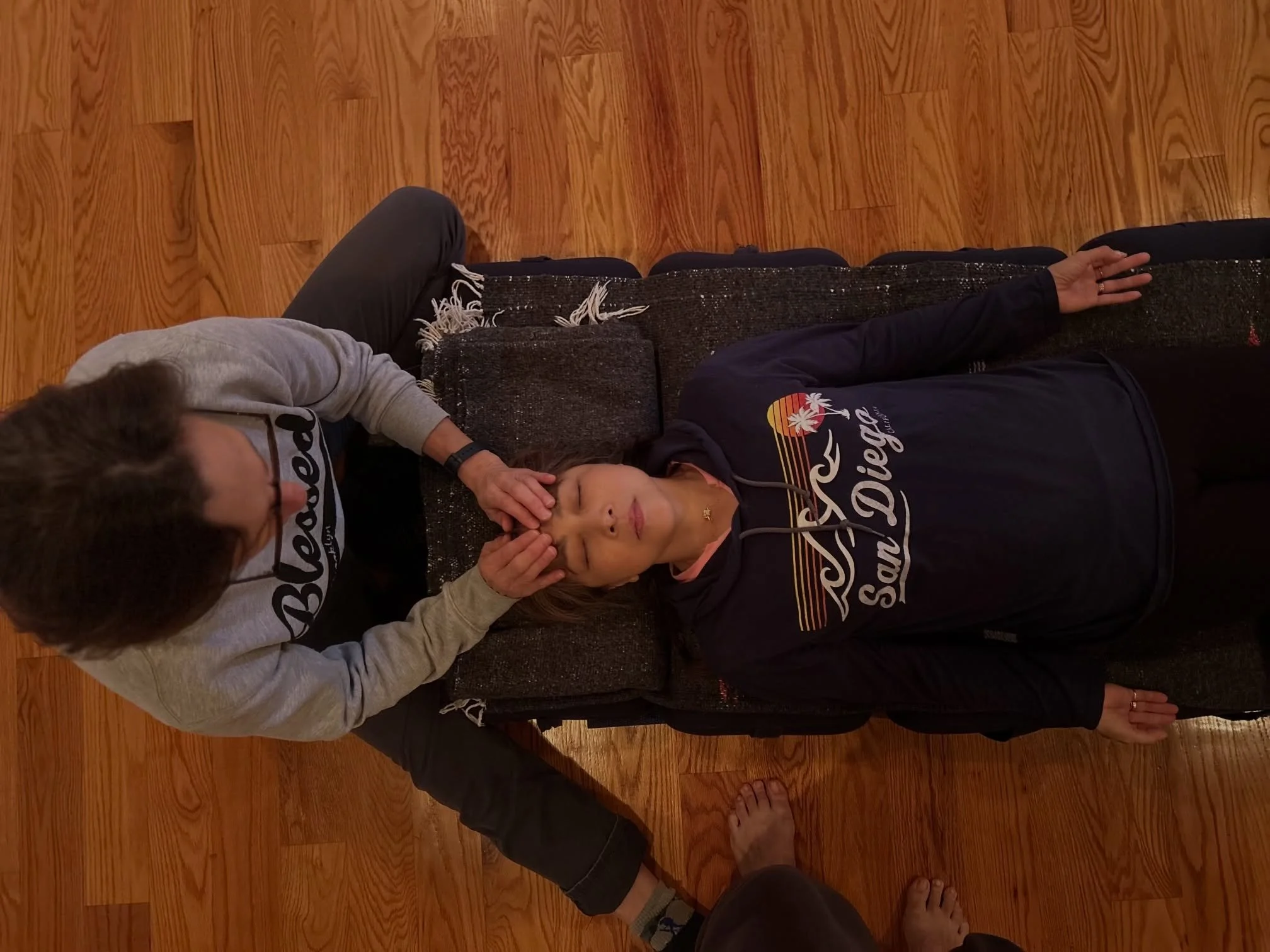 What in the world is going on here? Mako is receiving a sweet chill reiki treatment from Carla at Jaya Church!🕊️

Come November look for Reiki Circles coming back on to the schedule and Reiki Level 1 Training. 🕊️

Our aim is to make an easeful segu