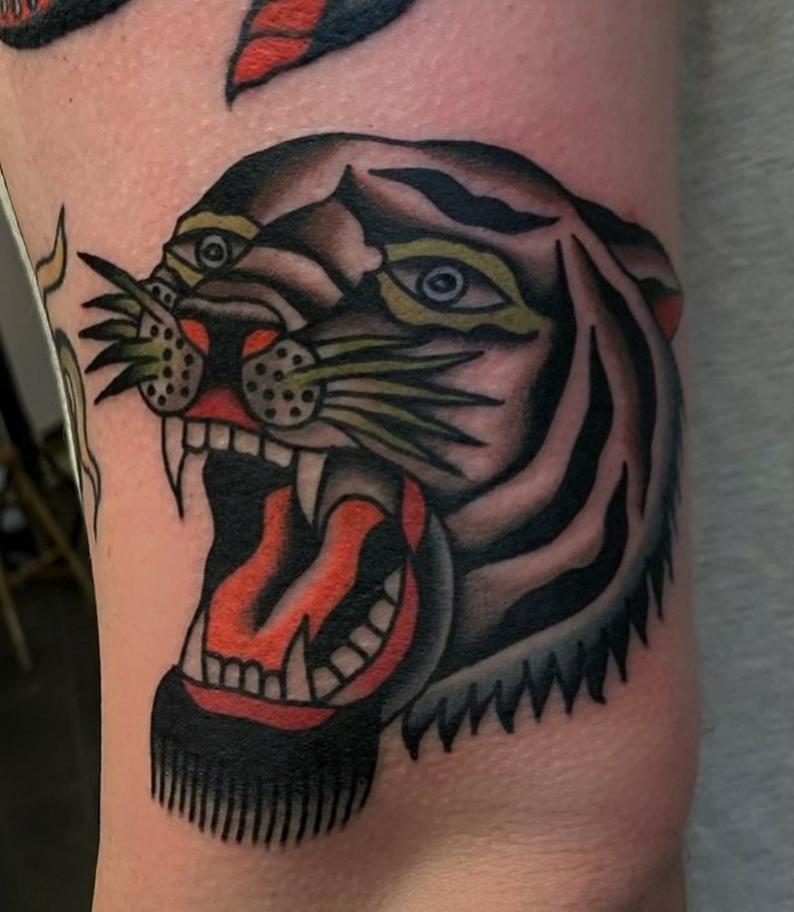 Tattoo by @travisfurton 

For appointments and travel dates, contact Travis directly or fill out a booking form. You know the drill ✨