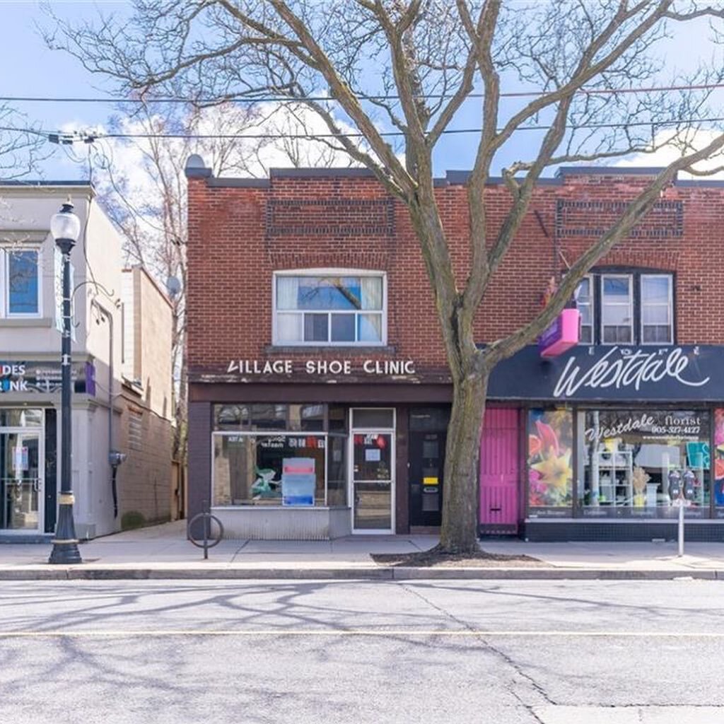 Fabulous live work investment opportunity in the heart of Westdale Village! 🏘 Currently operating as a commercial space with a 2 level apartment unit, this building can easily be converted to suit your investment needs! Commercial space can be expan