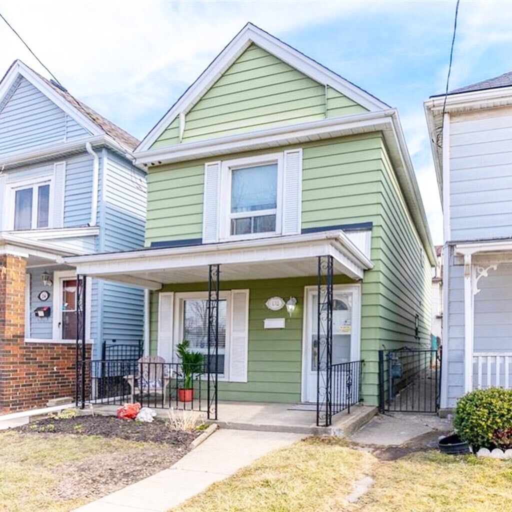 Fabulous investment opportunity close to Ottawa St in Downtown Hamilton! ☀️
⠀⠀⠀⠀⠀⠀⠀⠀⠀
132 Barnesdale Ave N, Hamilton 🏡
⠀⠀⠀⠀⠀⠀⠀⠀⠀
This bright and spacious home is currently operating as two units with shared laundry and storage space in the large bas
