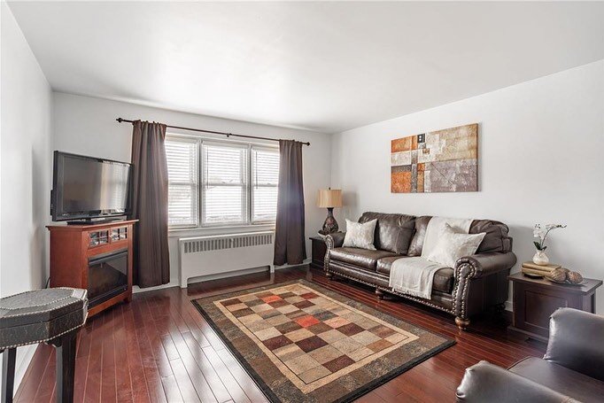 Immaculately kept, bright and spacious 1 Bedroom Co-Op apartment in Hamilton's up and coming east end Bartonville neighbourhood. ✨ Fresh and clean - updated flooring, kitchen and bathroom. Steps to many amenities including the Rosedale Plaza, public 