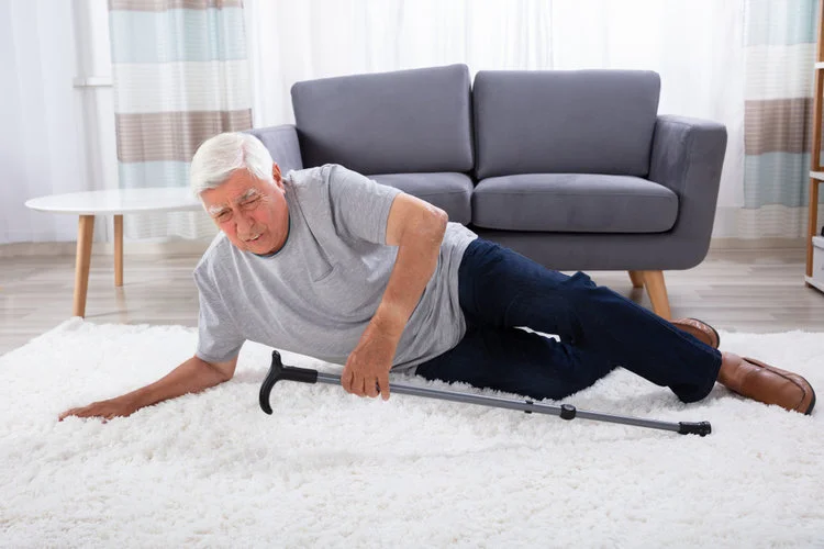 senior+man+fell+on+floor.jpg