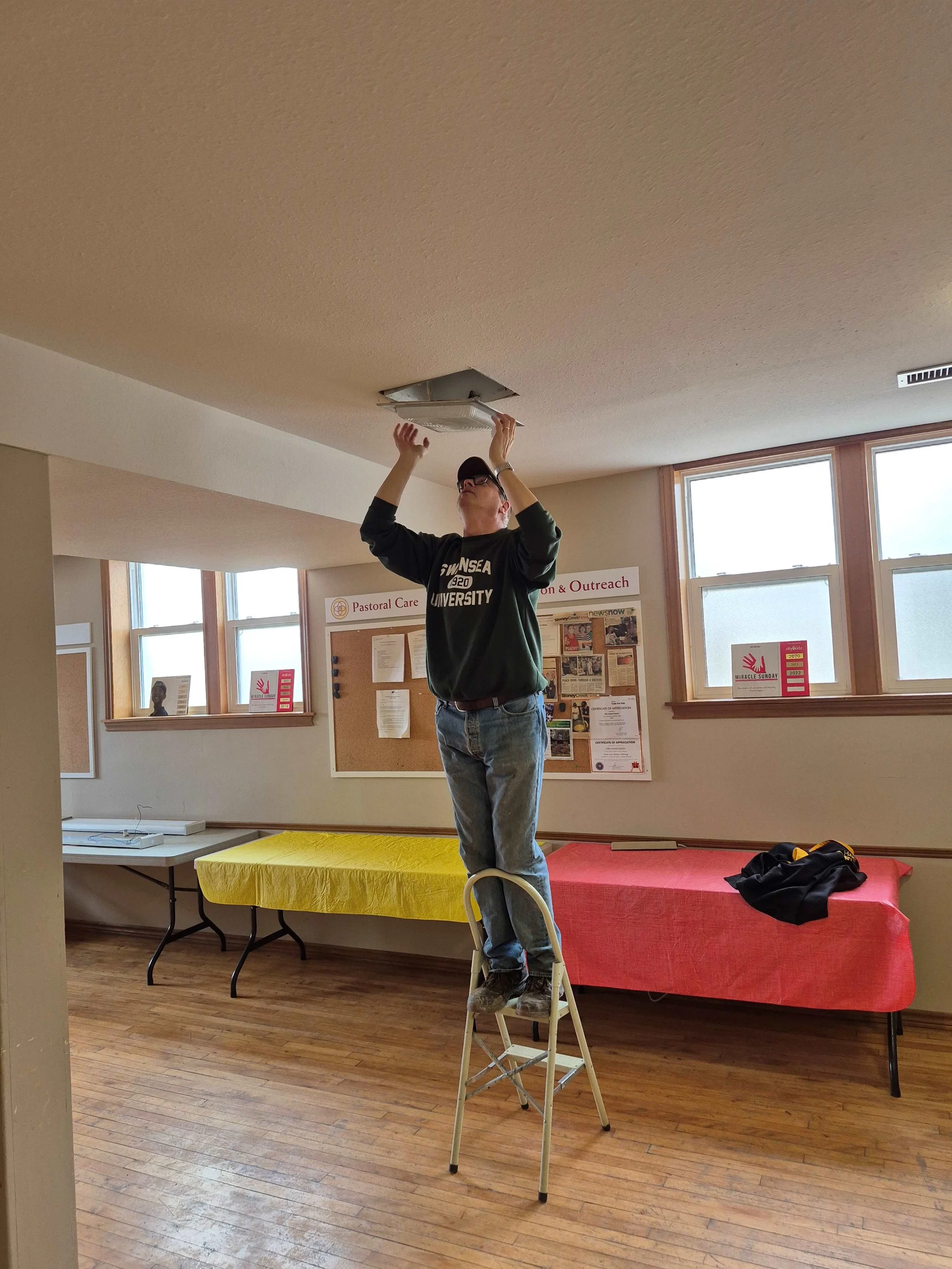 LED_bulb_install.jpg