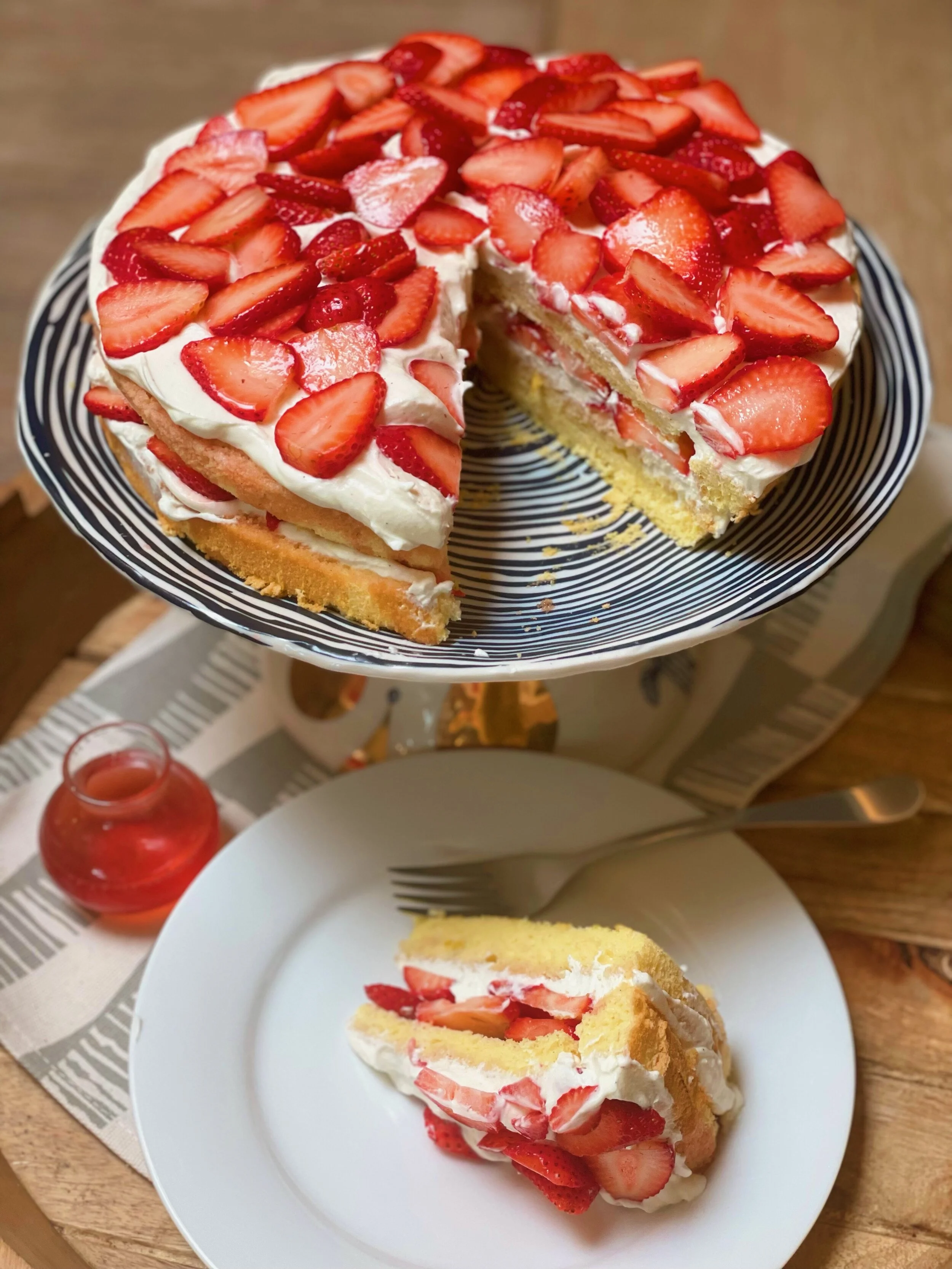 Vanilla Sponge Cake with Strawberries and Cream