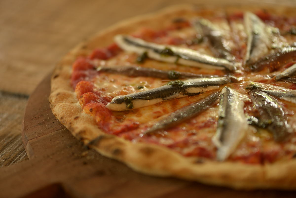   Nuestro maestro pizzero de La Toscana deja fermenter la masa durante 36 horas tal y como le enseñó su nonna. Por eso es suave, ligera y de un sabor único.  