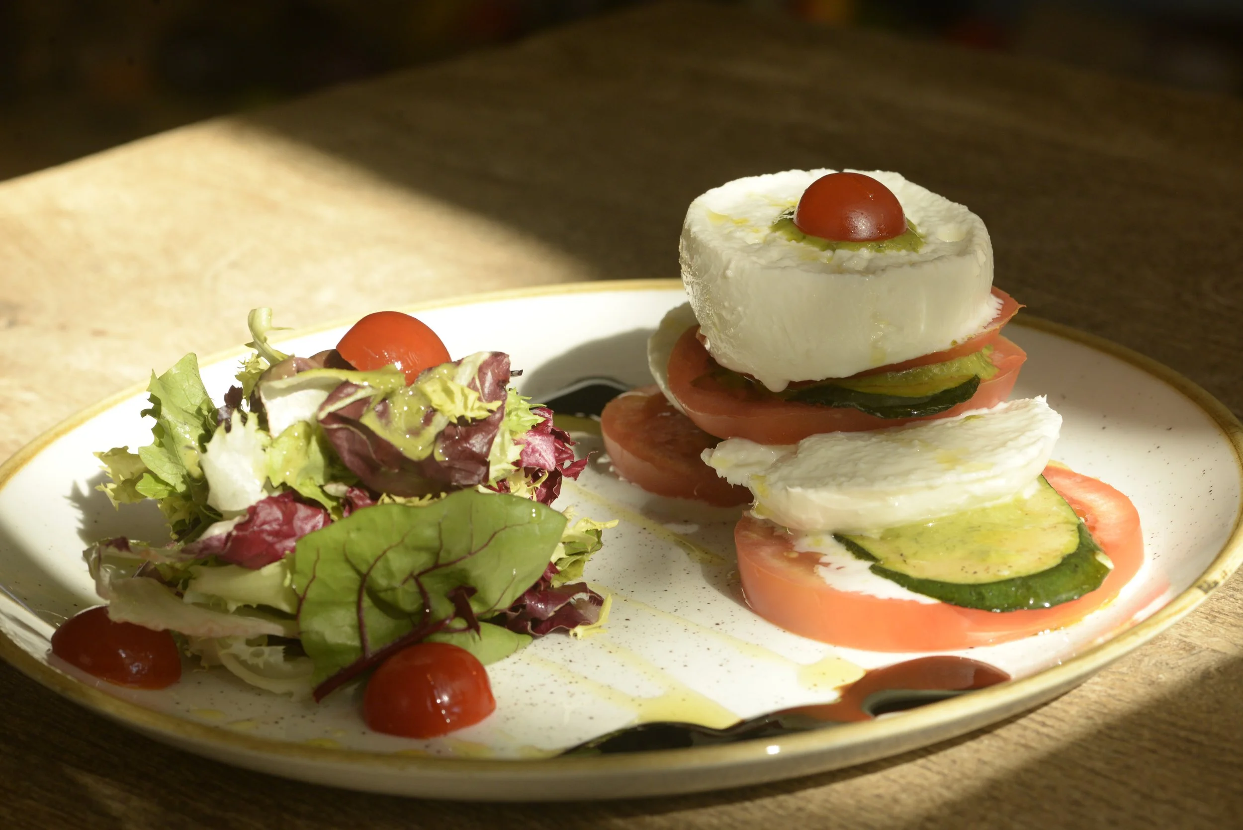 Ensalada caprese con mozzarella