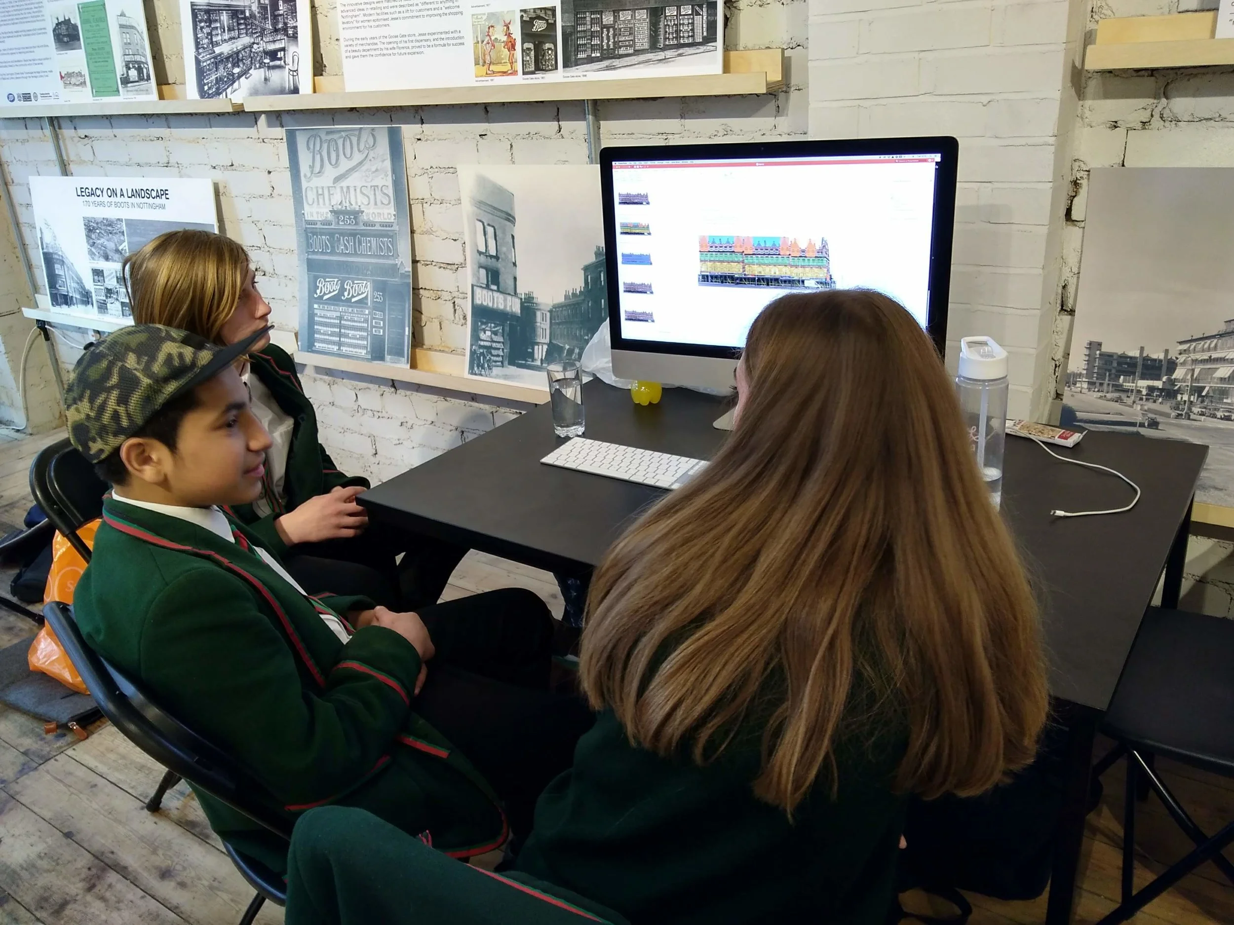 Students conduct analysis of Carrington Street at their first session in the Urban Room.
