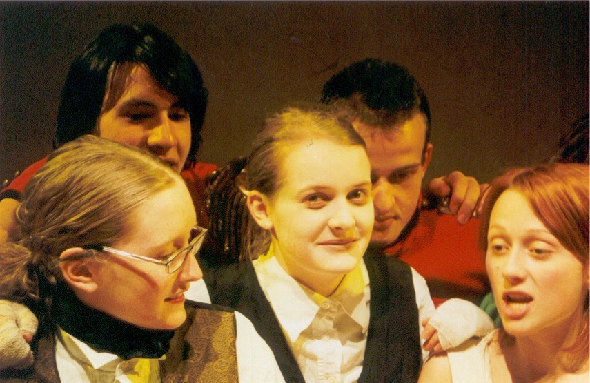 2002 gelb Woyzeck Gruppe 2.jpg