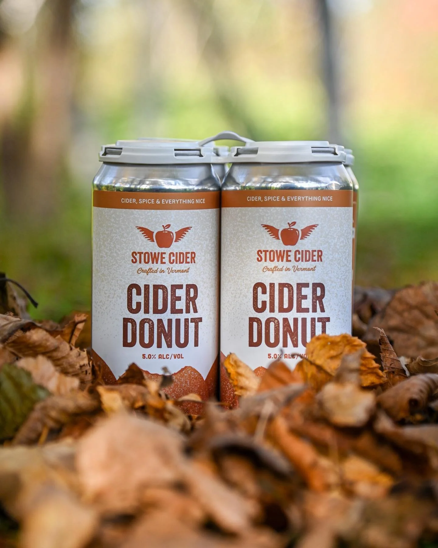 Gearing up for a quintessential Vermont weekend of apple picking, donut eating, leaf peeping, and cider drinking 🍎🍩🍁
⁠
Stop in to our taproom for Vermont-crafted cider, new fall menu offerings from @shakedown_stowe, and free live music from @johnf