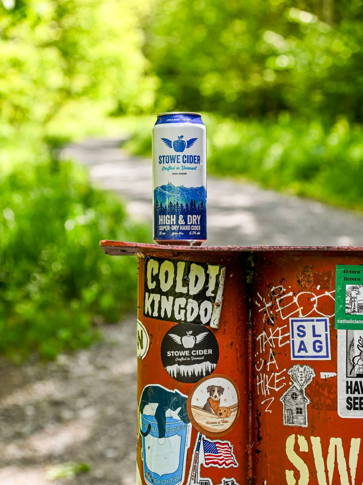 Soaking up the last of summer trails 🌲 High &amp; Dry in hand, adventure&rsquo;s not over yet.

Can you spot this local trailhead? Drop your guesses below