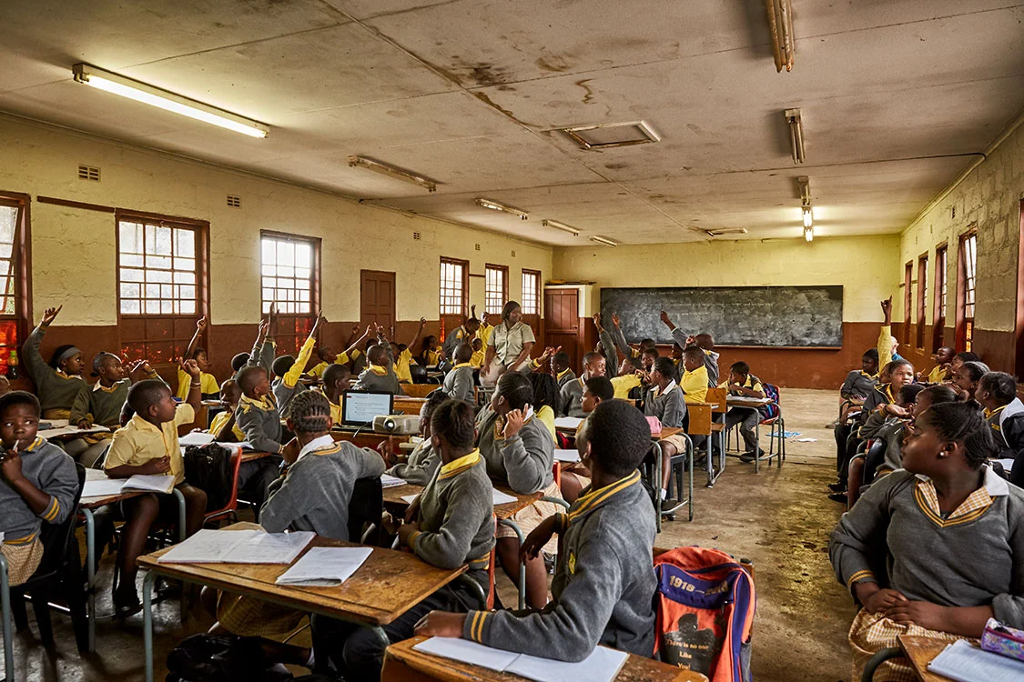 Students wait to answer Bush Babies education officer Lewyn Maefala’s question, Phalaborwa Primary School, South Africa, 2017.