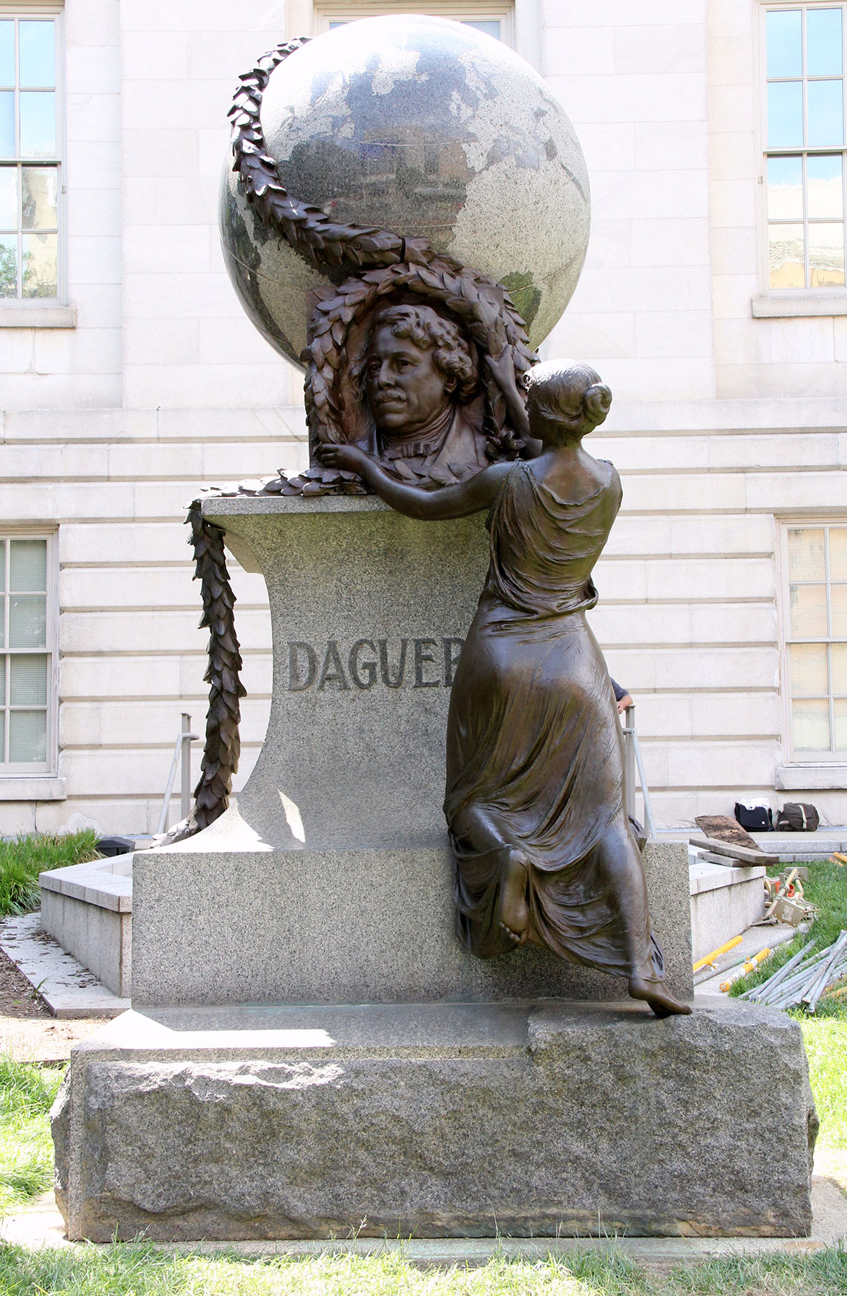 Smithsonian Daguerre Monument