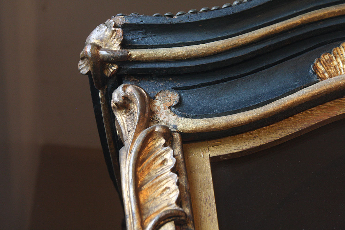 Decorative piece missing