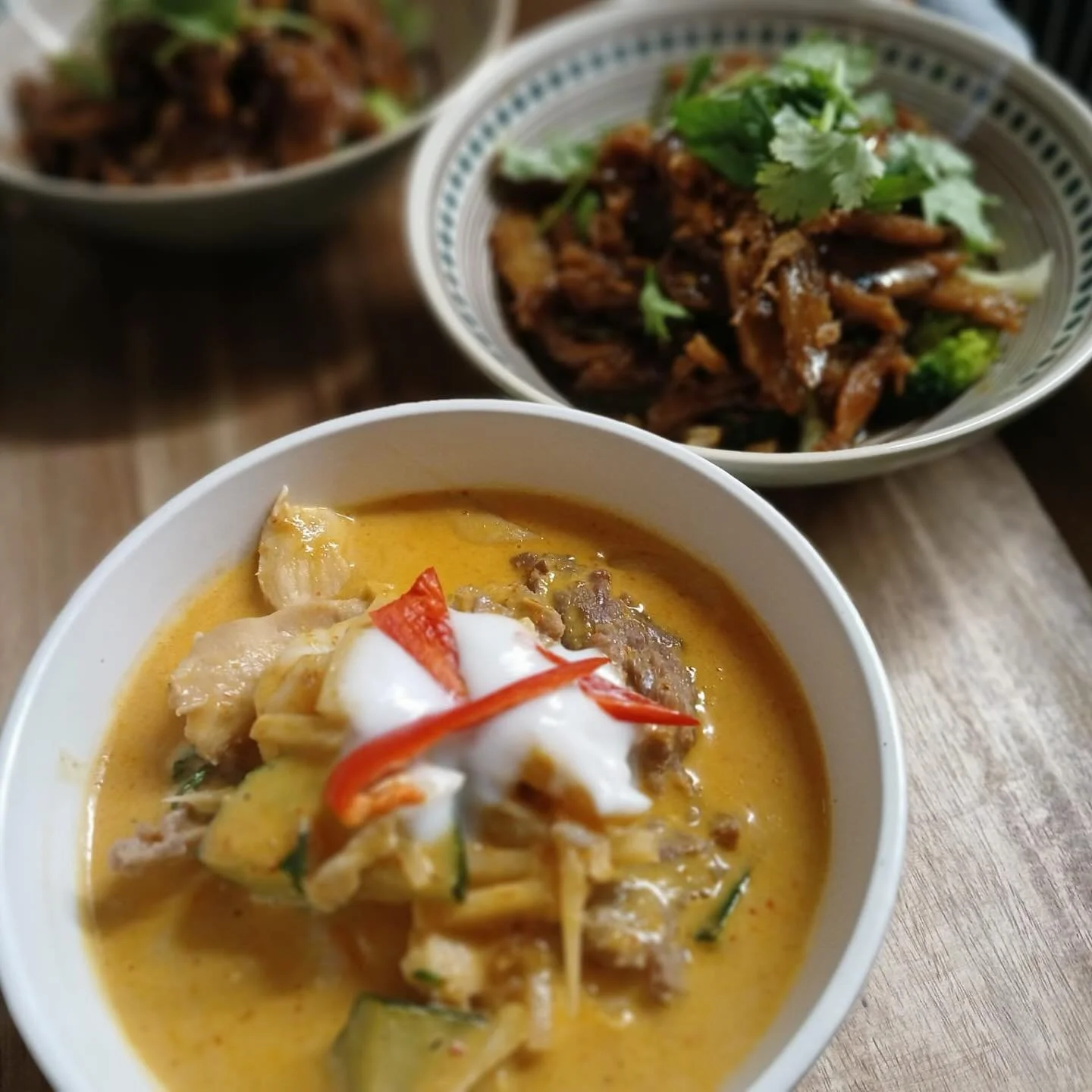 ✨ Friday nights call for flavor-packed favorites! 🇹🇭
Spice up your evening with our rich, creamy Panang Curry and the bold, tangy sweetness of our Duck in Tamarind Sauce.

Pair it with your favorite drink and let the weekend begin! 🍹🔥
📍Baan Phad