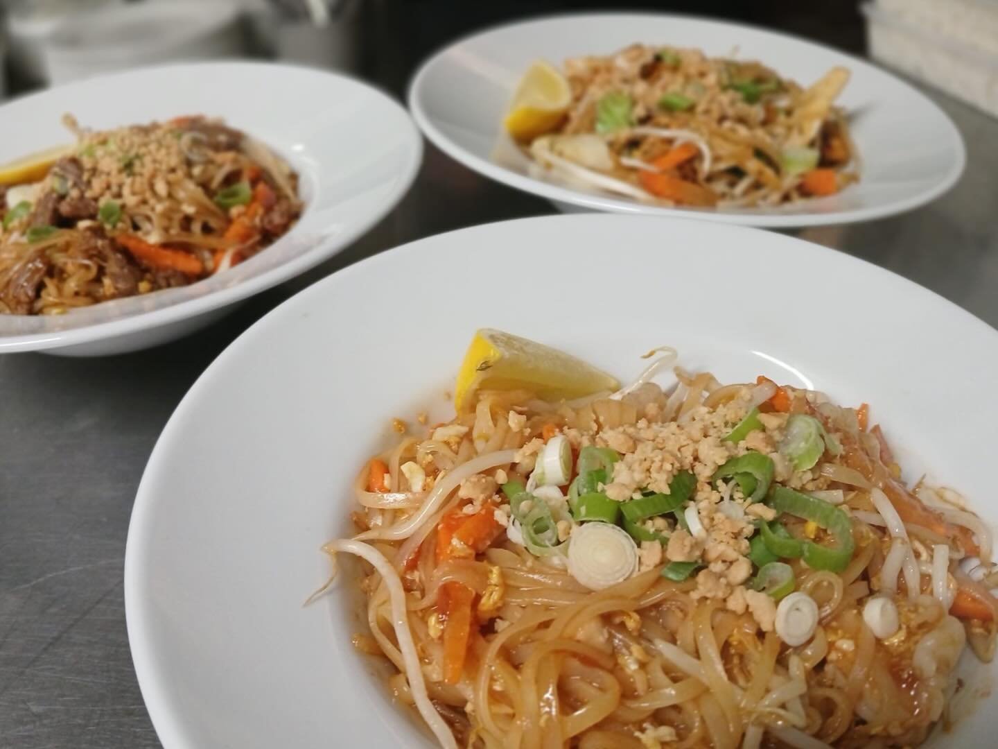 Phad Thai + Sunday = Pure happiness 😍🍜
#SundaySpecial #ThaiFood