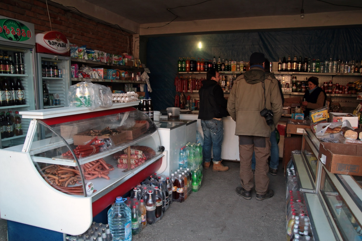 Buying supplies for a long stay in the wilderness (Quentin Dubost)