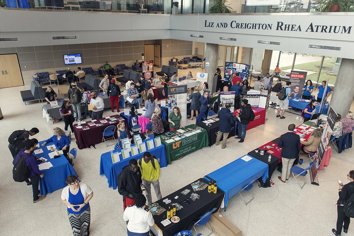 MTSU students take in the annual Chemistry Career Fair held Sept. 27 in the Science Building atrium. Chemistry, biology, preprofessional and other majors met with recruiters to discuss job and internship opportunities. (MTSU photo by Andy Heidt)