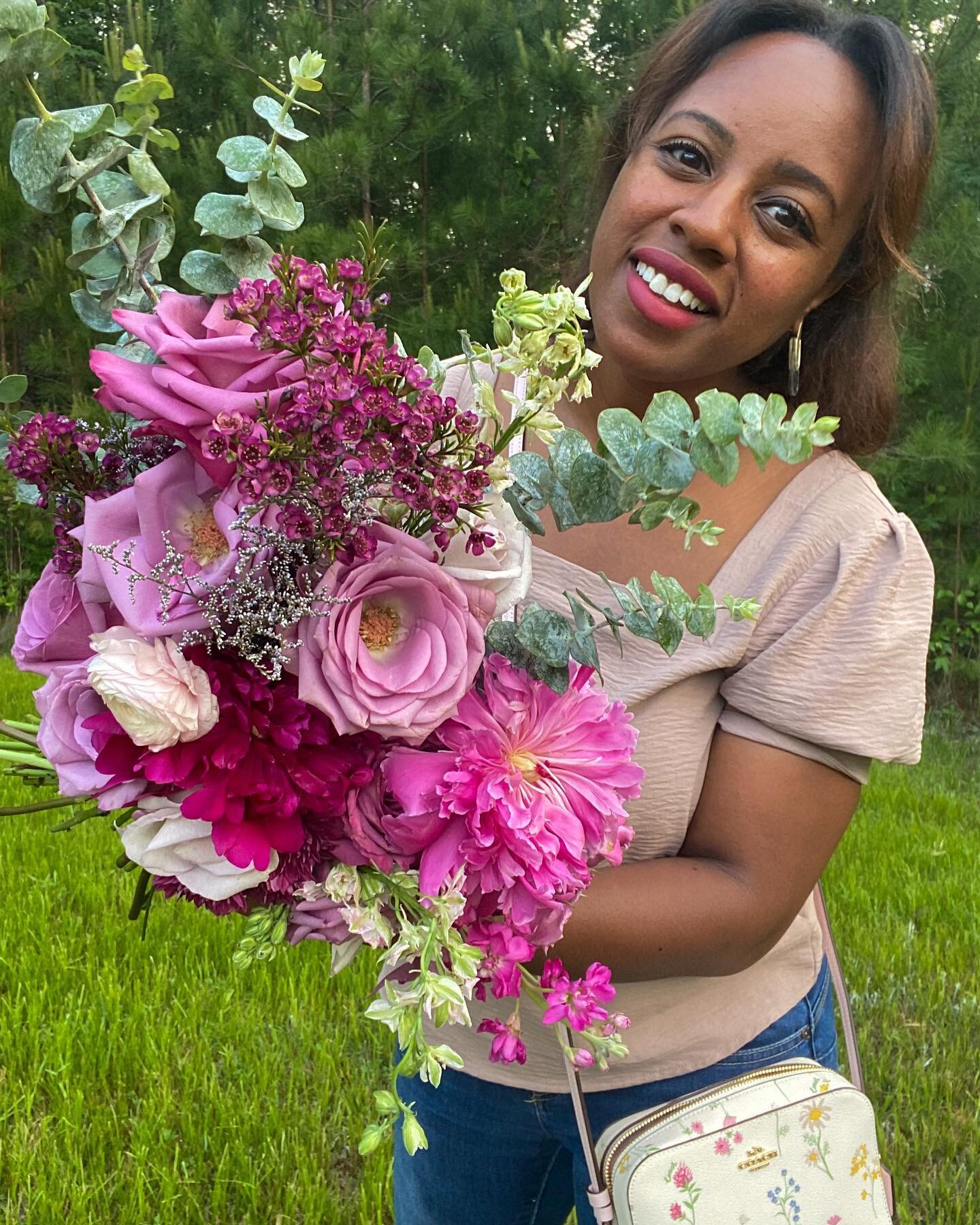 🌿🌸🌷 I&rsquo;m in FULL #mompreneuer mode this weekend. My team and I have ✌🏾 weddings.

It&rsquo;s such a blessing to design pretty florals for our beautiful couples.

🙏🏾 everyone had a lovely + safe weekend!! 

🌸Jazz 

#mompreneurlife #rvaflor