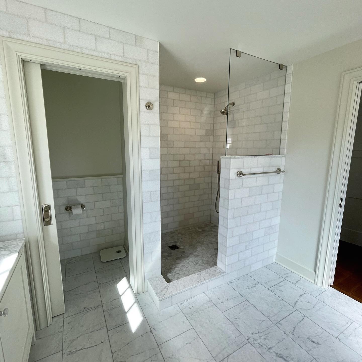 An oldie we returned to that has remained pristine. Naxos subway tile on the walls, Carrara hex on the shower floor and 12x24 Carrara on the main floor. All heated with NuHeat. 

@nuheat @jasdesignbuild @annsacks @annsacks_sea #stonesubwaytile #carra