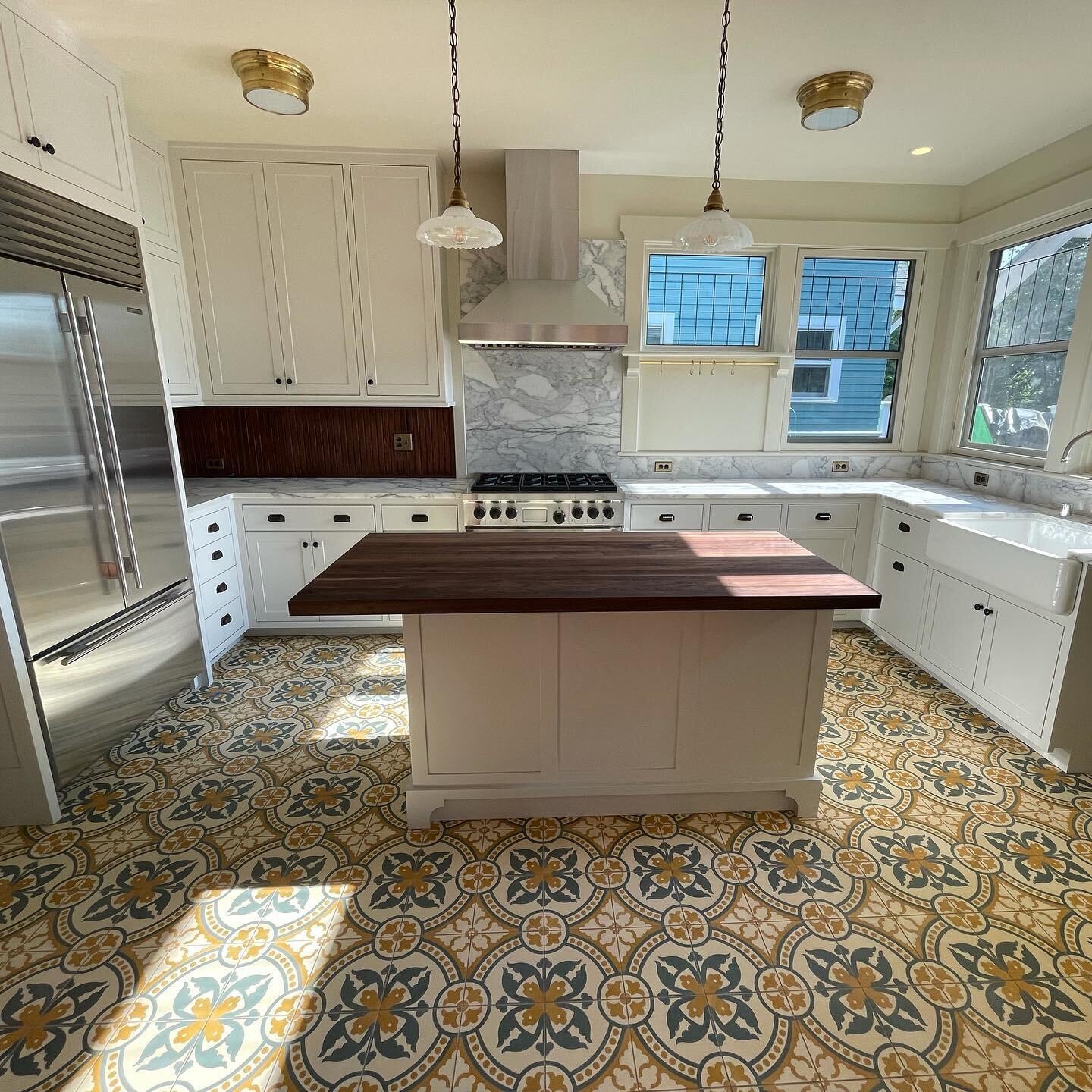 Kitchen floor and hallway - 🤫 

@jasdesignbuild @villalagoontile #kitchenfloortiles #seattletile #remodel #tilework #cementtile #patterntile #interiordesign #perfectdesign #wallingford #kitchenremodel #kitchendesign