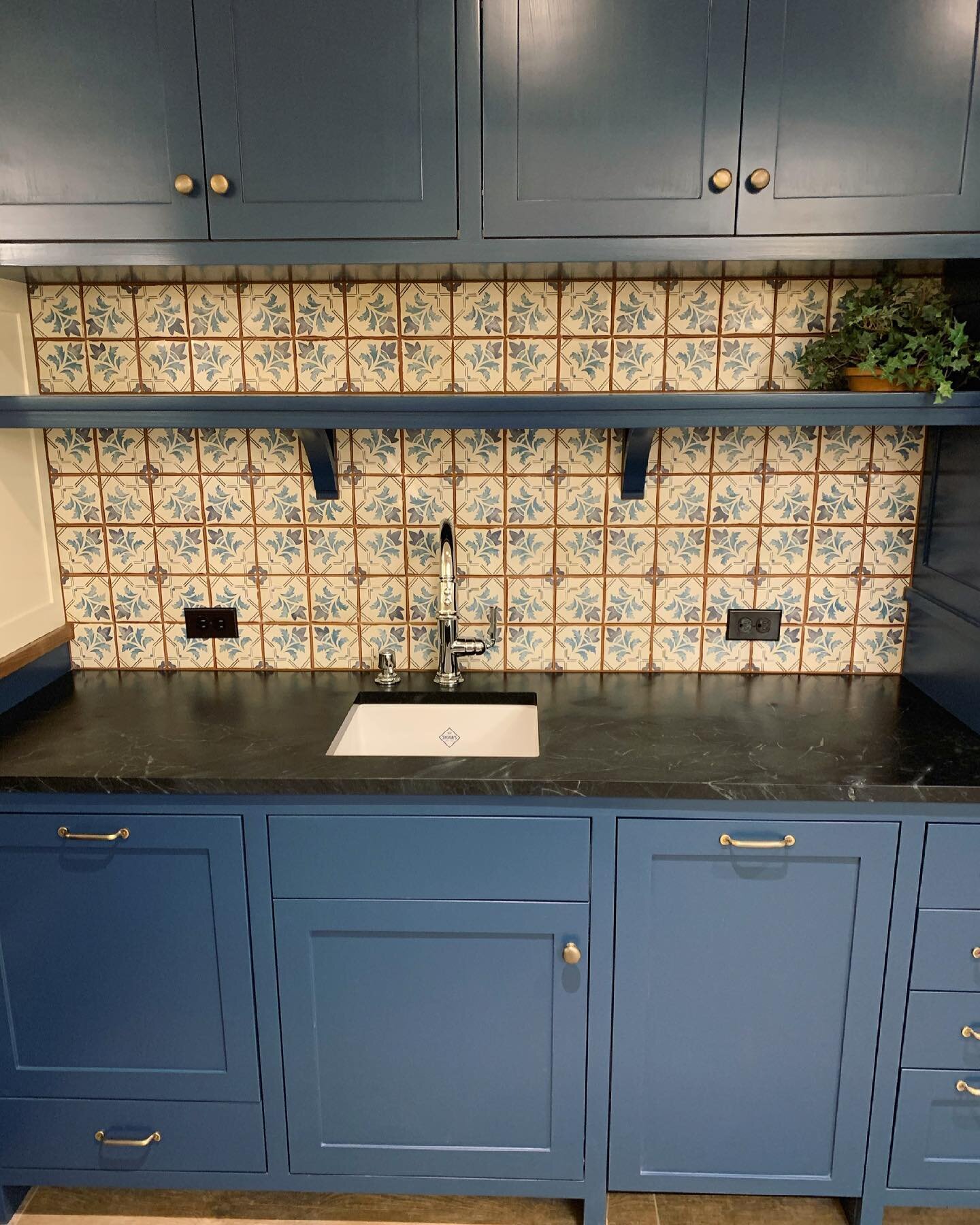Curated to satiate. The colors and design map the client&rsquo;s sophisticated intellect. We&rsquo;re happy to be part of the sum that creates the whole. Gorgeous backsplash tile from @statements.tile and some of the best plank tile available from @a