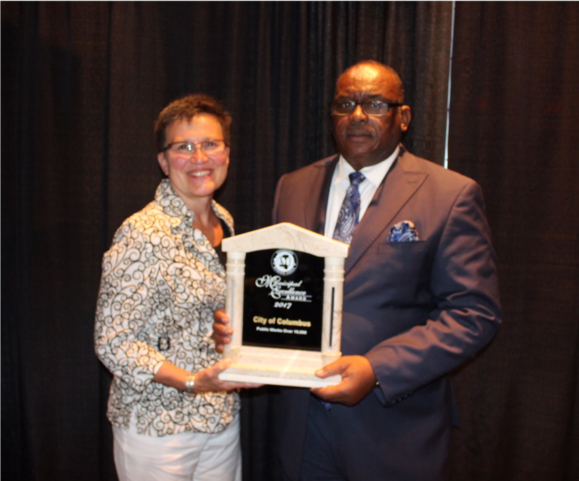 City of Columbus Mayor Robert E. Smith, Sr., left, with Multistate Trust Environmental Programs Director Lauri Gorton, accepts the 2017 MML award for the 7th Avenue North ditch improvement project.