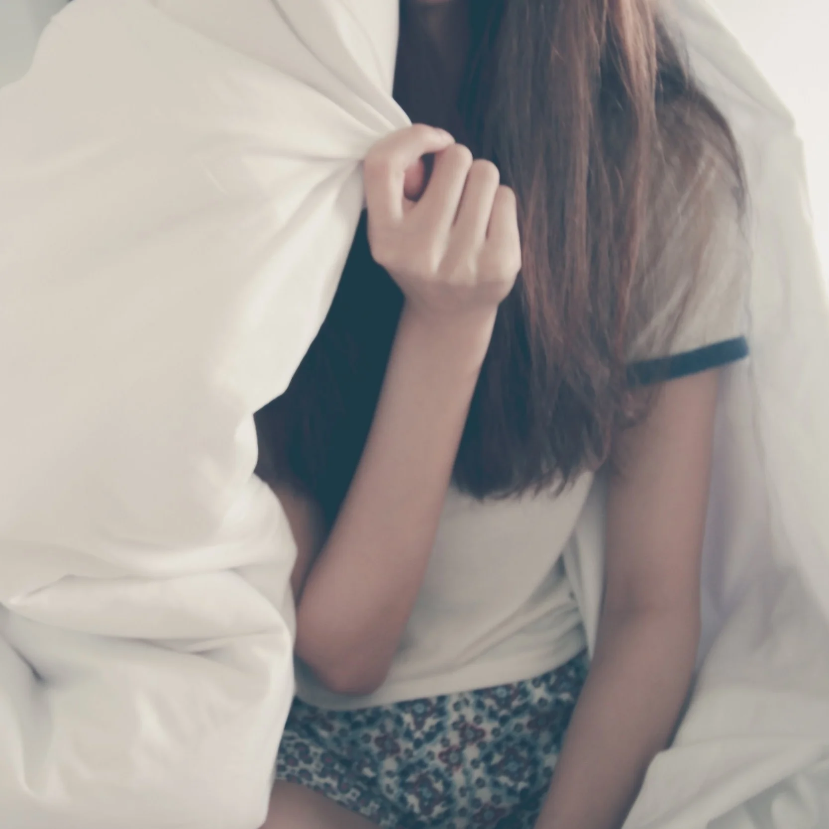 bed-blanket-female-450056.jpg