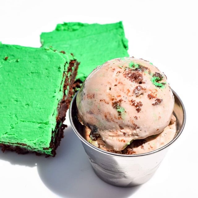 Fudgy bites of freshly baked mint chocolate brownies are courtesy of a local Ogden shop, Topper Bakery, in our Mint Chocolate Brownie ice cream.

Get this one before it's gone 😋
#nowchurning #ogdenlocal #ogden #mintchocolatebrownie
