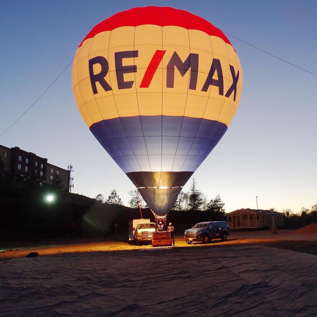 Soaring into the week with sky high vibes! 
⠀⠀⠀⠀⠀⠀⠀⠀⠀
The iconic RE/MAX balloon took flight last week illuminating the darkening sky above beautiful Auburn, CA! RE/MAX pilot Dave Wakefield took her up for a flight,  but not before we had the opportun