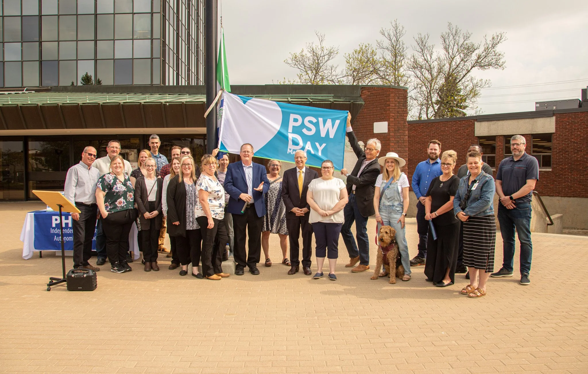 Drapeau levé pour rendre hommage aux préposés aux services de soutien à la personne