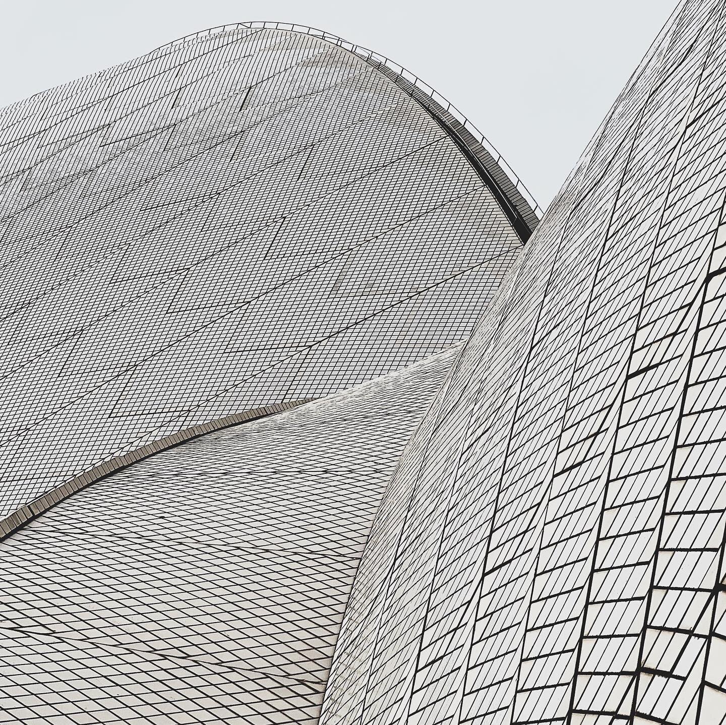 A different view of an iconic architectural masterpiece.  Sydney, Australia September 2022.
#sterryarchitecture #QE2#sydneyoperahouse