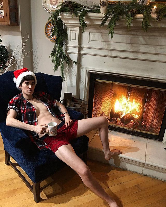 Happy Holigays 🔥🔻🎄🔻🔥 Photo by my loving sister @cmedina646 .
.
.
.
.
.
.
#merrychristmas #christmas #xmas #fireplace #santa #lgbtq #lgbtqia #genderfluid #genderqueer #gay #nonbinary #holidays #fit #holidayseason #androgynous #queer #fitnessmotiv