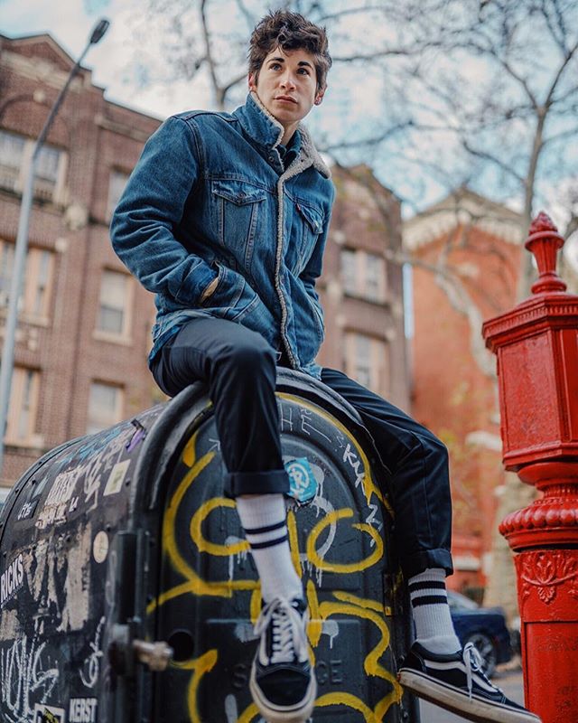 Mr. Postman ✉️📫 @kx_ports .
.
.
.
.
.
.
#fashion #lgbtq #lgbtqia #queer #gay #nonbinary #denim #androgynous #style #boi #tomboy #genderqueer #androgyny #makeportraits #portraits #agameoftones #streetwear #streetstyle #streetdreamsmag #urbanromantix 