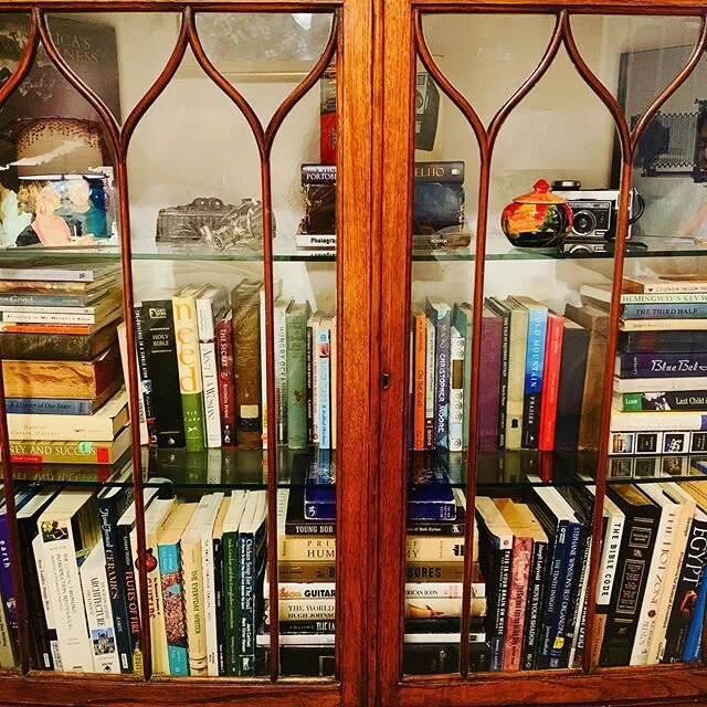 Here’s the curio I told y’all about a couple of weeks ago that we found at Howard Rawlings Antiques.
It’s been cleaned, polished and filled up with a smorgasbord of books. I went through a phase a few years ago where I would ‘
