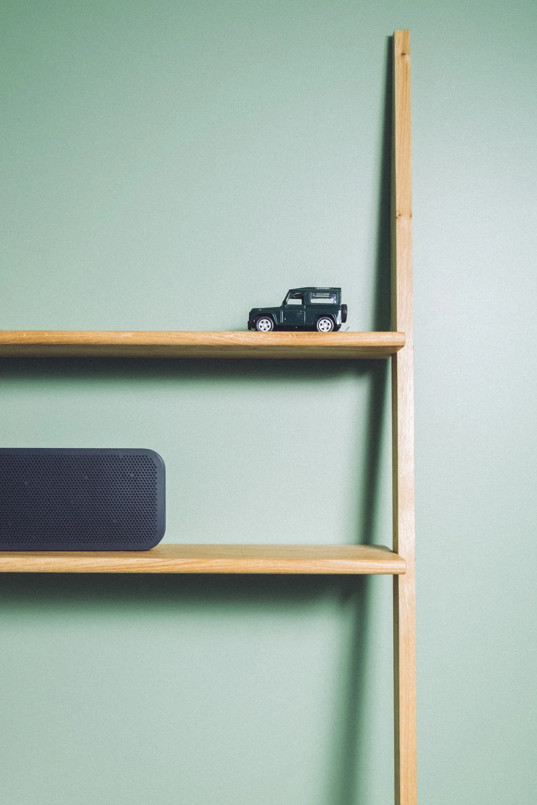 M74 Method studio leaning desk