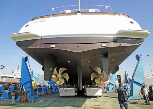 A+Superyacht+out+of+the+water+showing+its+hull.jpg