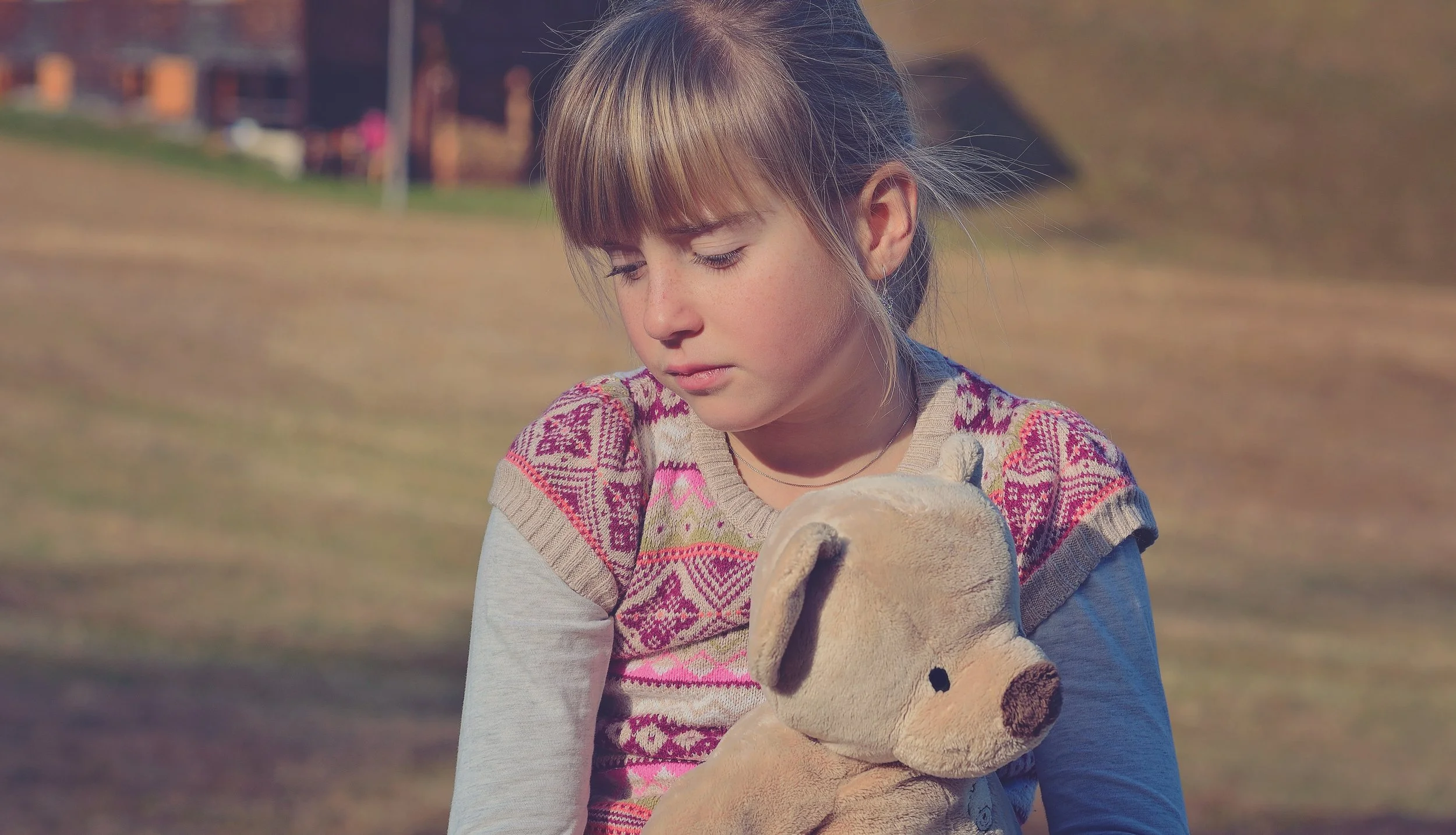 alone-blond-child-262296.jpg
