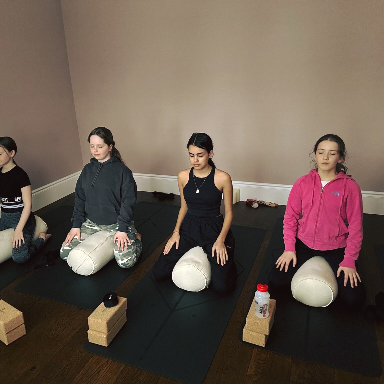 TEEN MOVEMENT &amp; MINDFULNESS | 

It's a long time ago since I was a teen but I remember it vividly. It felt so overwhelming at times. The raging hormones, body development, external pressures from school, family and friends. Figuring out who you a