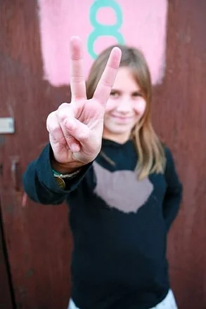 t.smith-girl-giving-peace-sign_193_big.jpg