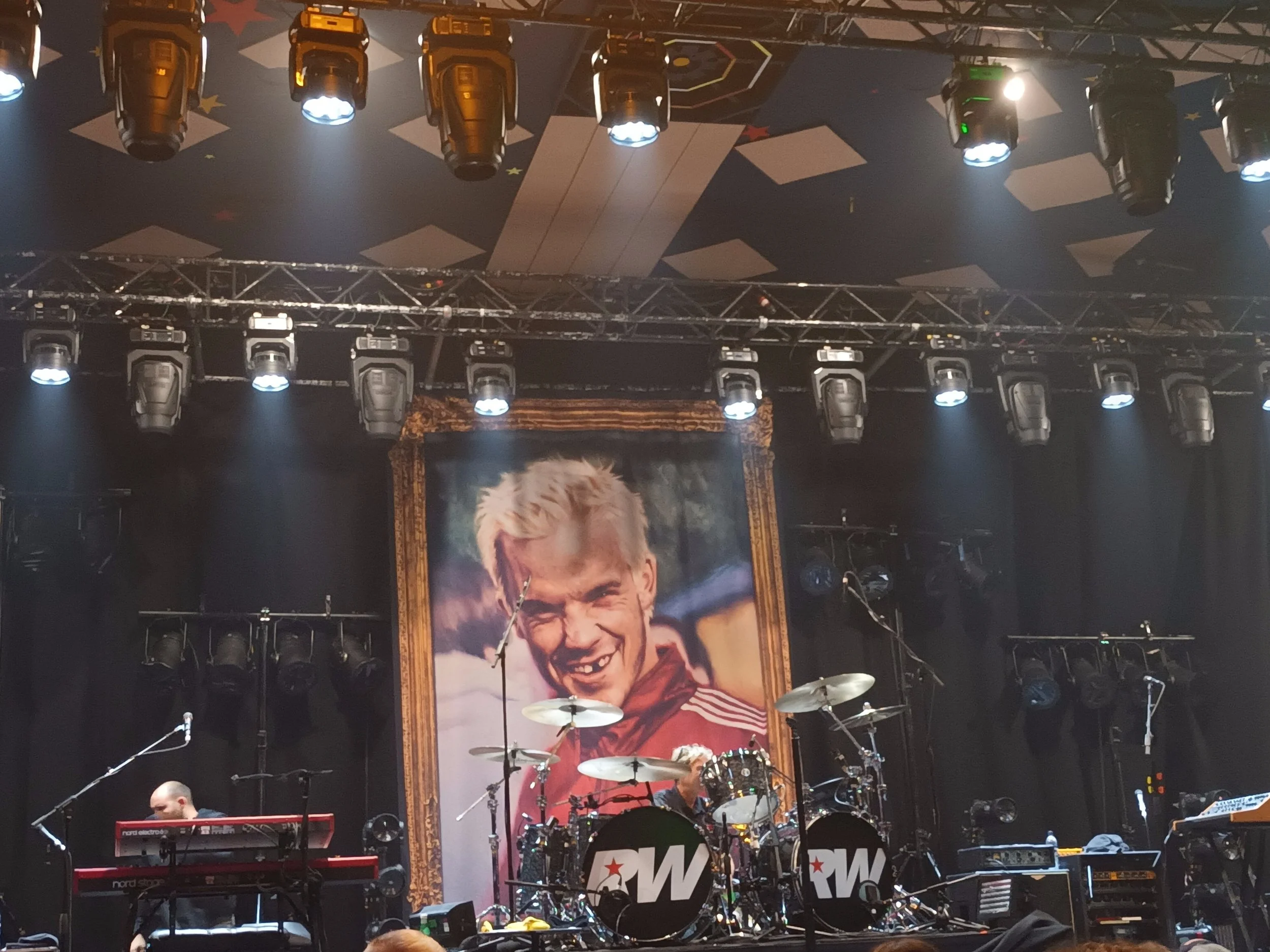 Robbie Williams Kicks off His Long 90s Tour at the Barrowlands 