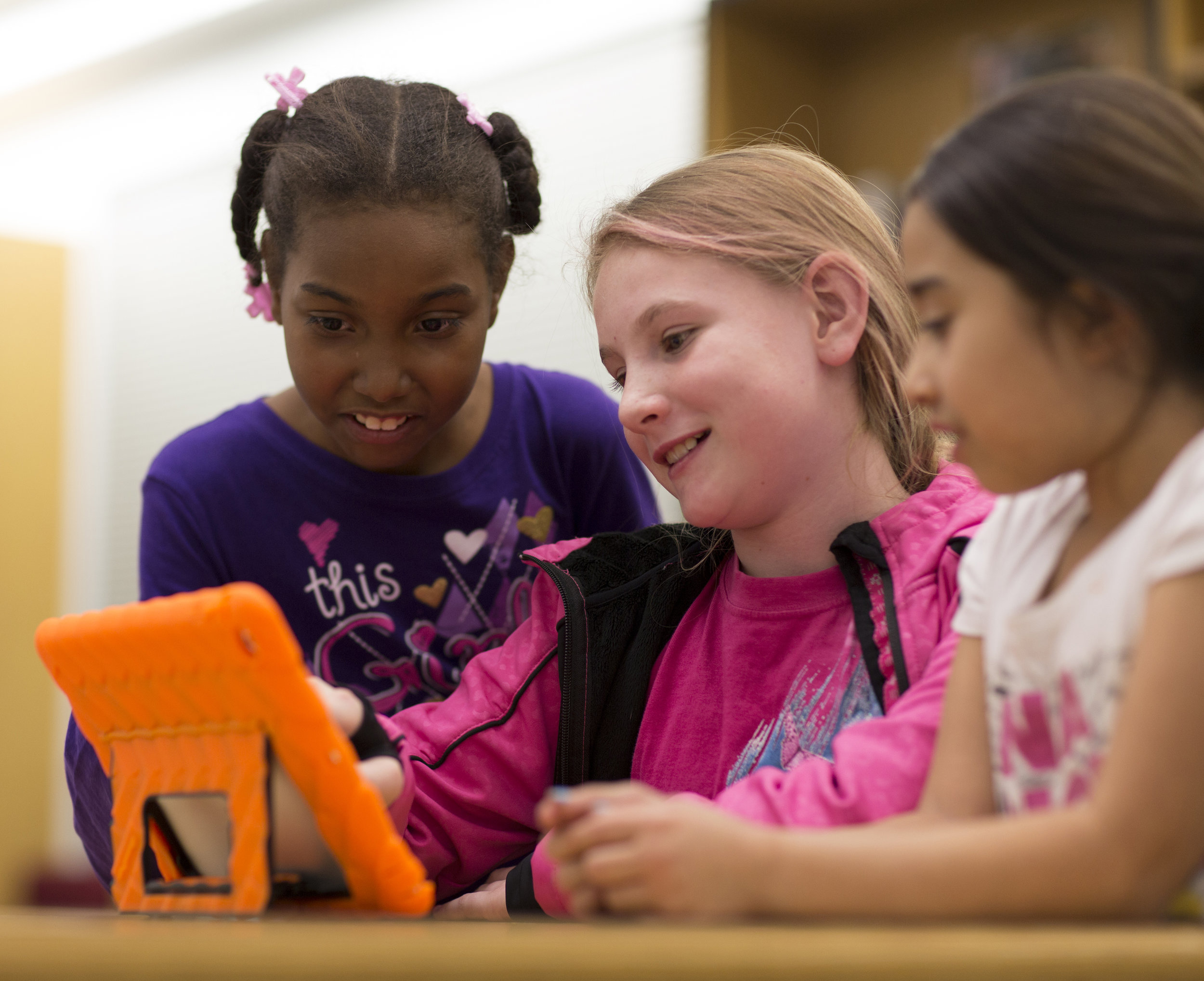 ClubPhotos_STEM_H_3Girls_OrangeIPAD.jpg