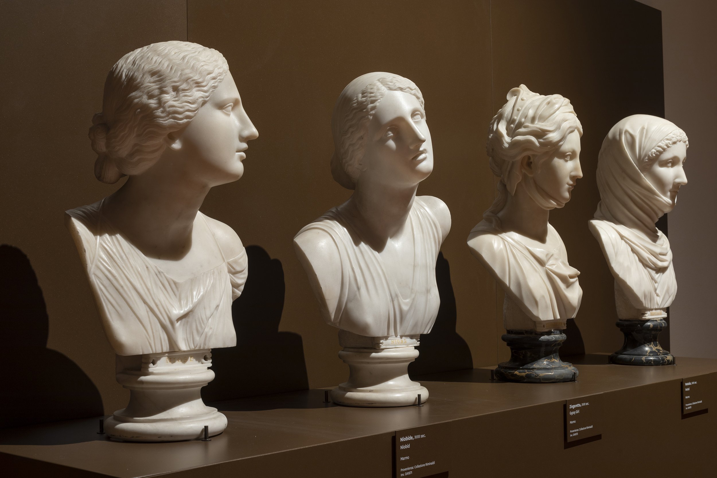 MS046 - Anonimo, busti di Vestale, Zingaretta e due Niobidi, XVIII sec., marmo (Sala 10).jpg