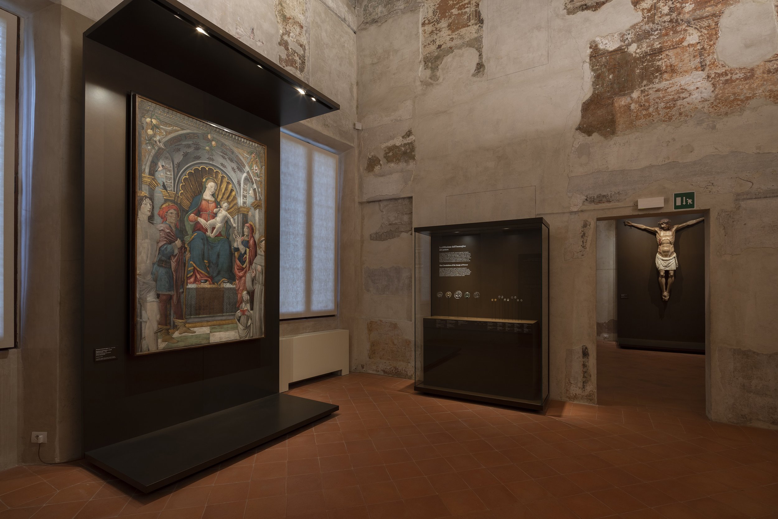 MS010 - La sala Tassoni I, Pala Grossi di Giovanni Antonio Bazzi (sinistra) e Medaglie e Monete di Sigismondo e Ercole I (destra), Museo Schifanoia (Sala 4).jpg