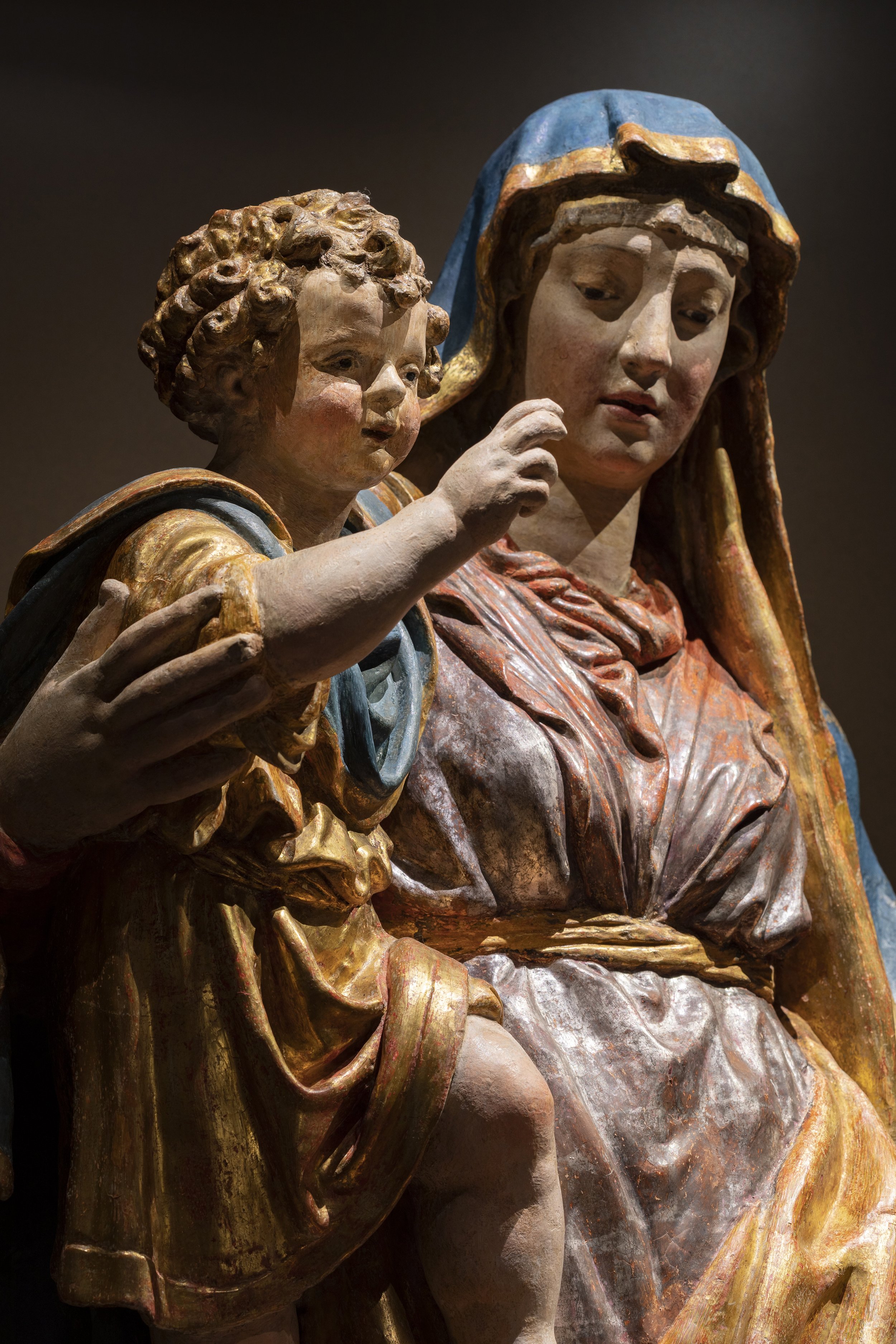 MS015 - Anonimo (attr. Alfonso Lombardi), Madonna col Bambino, 1520-1550 ca., terracotta dipinta (Sala 6) (2).jpg