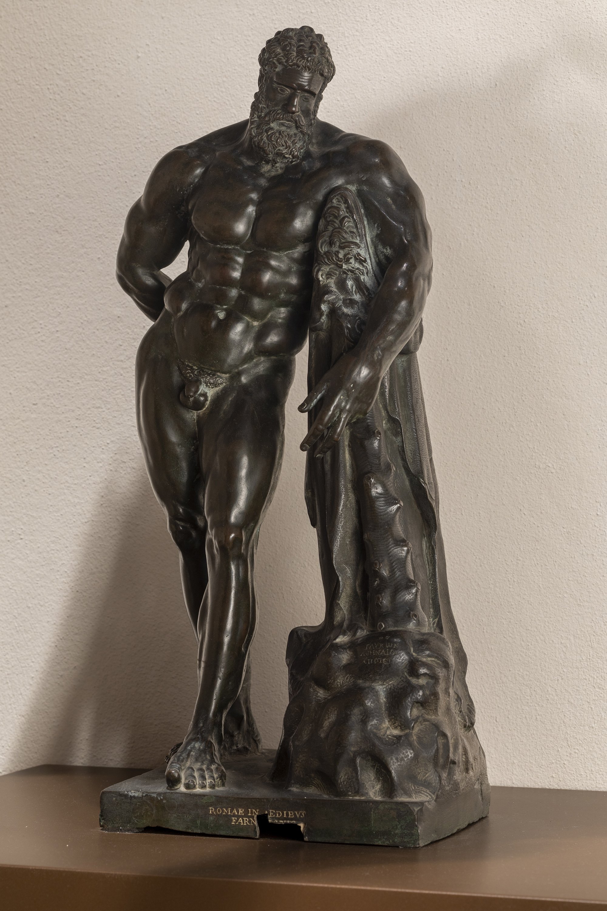 MS069 - Scuola Romana, Ercole Farnese, XVI-XVII sec., bronzo (Sala 11).jpg