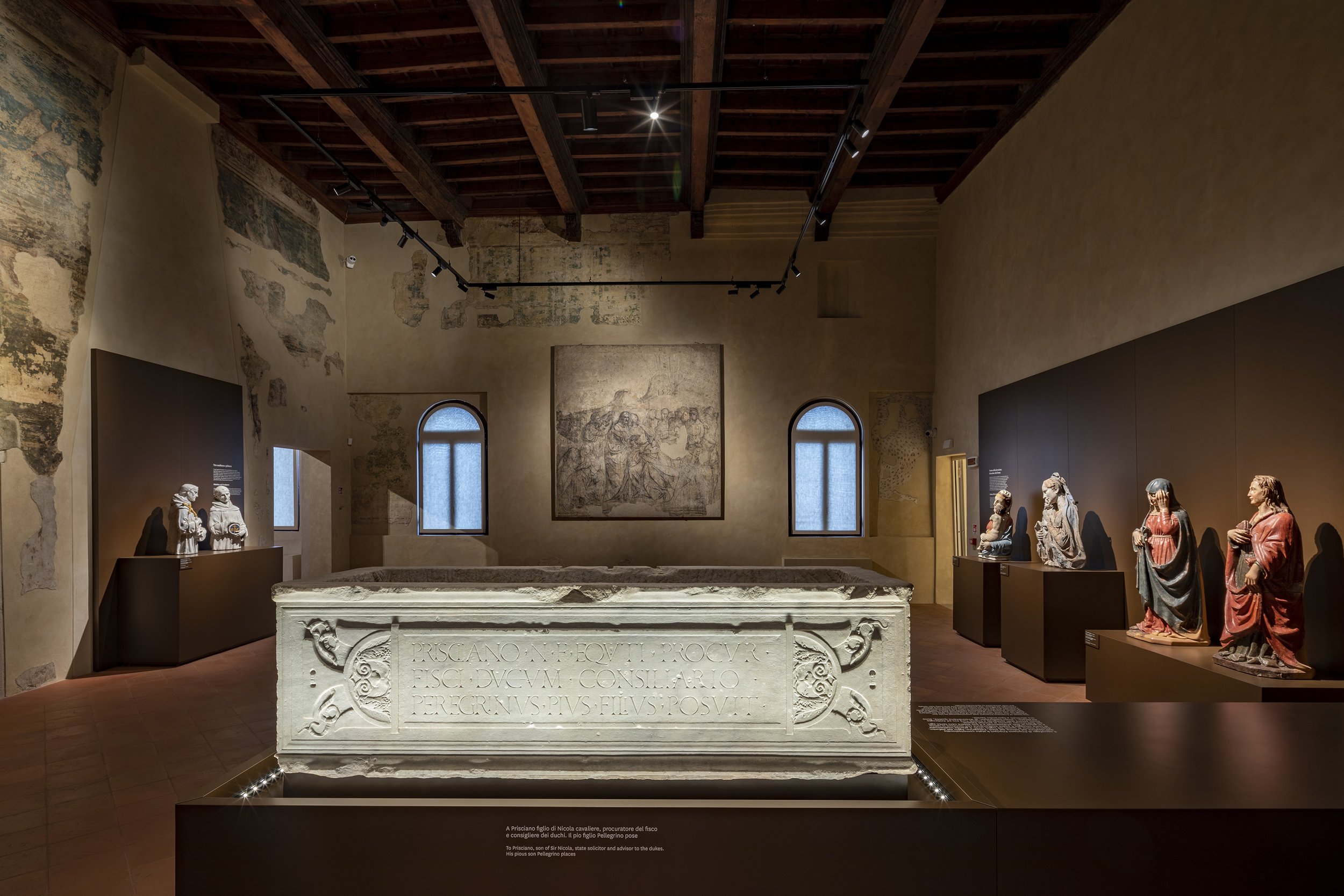 MS022 - La sala della scultura del Quattro e Cinquecento a Museo Schifanoia, in primo piano il Sarcofago di Prisciano Prisciani (Sala 6).jpg