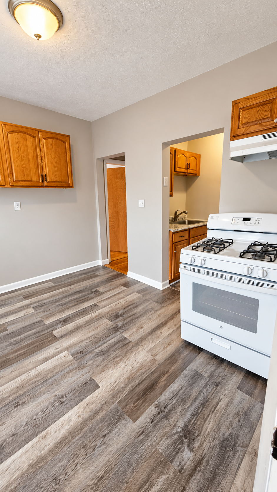 bright_kitchen_nook_with_oak_cabinets.png